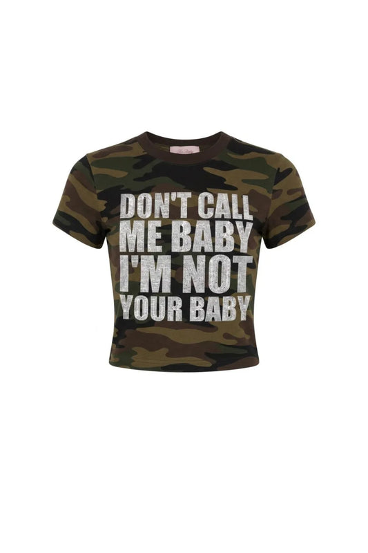 Supbaby by SUPPLIERのNOT YOUR BABY CROPPED TEE（CAMO）。ミリタリーな迷彩柄ボディに、きらめくラインストーンのタイポグラフィがY2Kムードを加速させるショート丈Tシャツ。