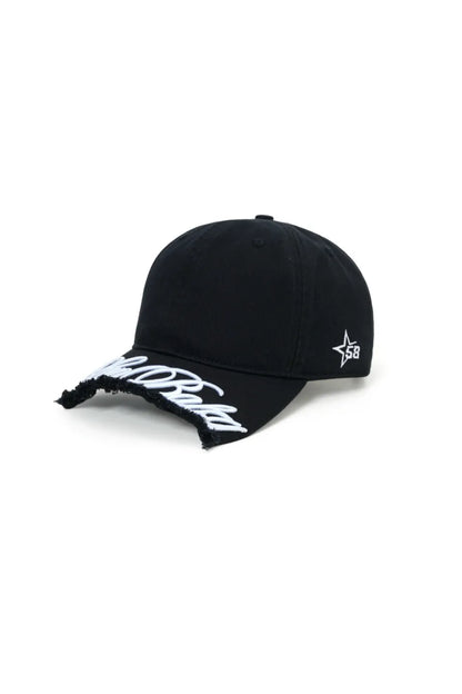 SupBaby by SUPPLIERの6パネルキャップ（BLACK）。ツバの先端が切りっぱなしのフリンジ状になっており、白いブランドロゴ立体刺繍がツバごと切り取られたようなデザインの斜めビュー。サイドに星型の刺繍入り。