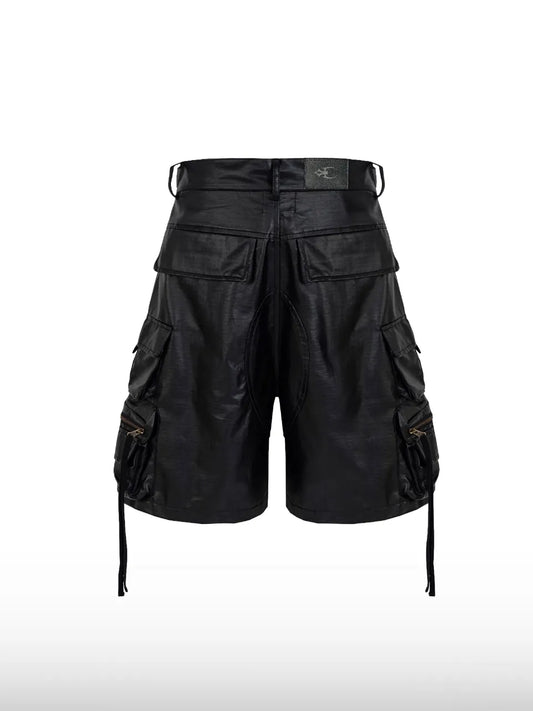 DistopionのTech Cargo Shortsのバックフラットレイ画像。大きなフラップ付きのヒップポケット、ヒップ中央の楕円状の切り替えパターン、ウエスト右側のブランドロゴパッチ、そしてサイドポケットの立体的なマチ構造。