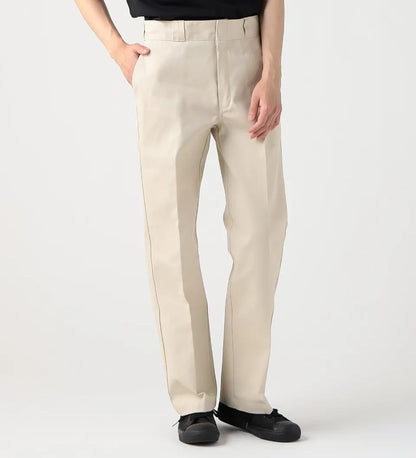 【DICKIES】 874 WORK PANTS （ベージュ） ポケットに片手を入れたポーズの、正面全体着用画像