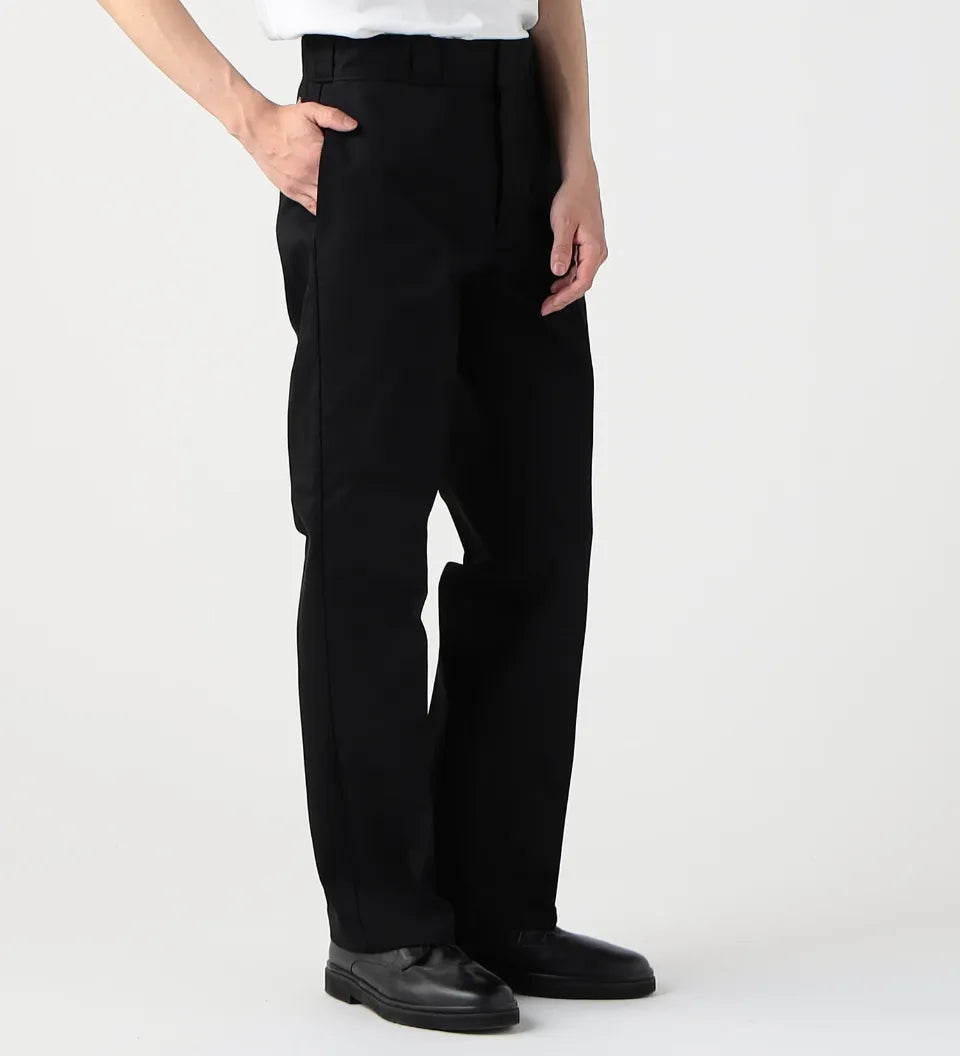 【DICKIES】 874 WORK PANTS （ブラック） ポケットに片手を入れたポーズの側面着用画像