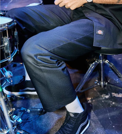【DICKIES】 874 WORK PANTS （ブラック） 座り姿裾ディテール着用画像