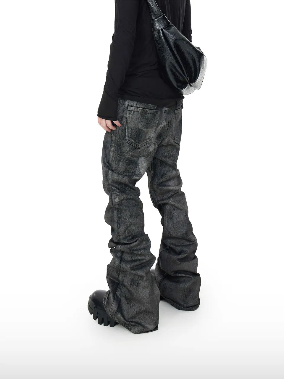 【DISTOPION】 Carbon Jeans （ブラック） 着用ルック 背面斜め角度