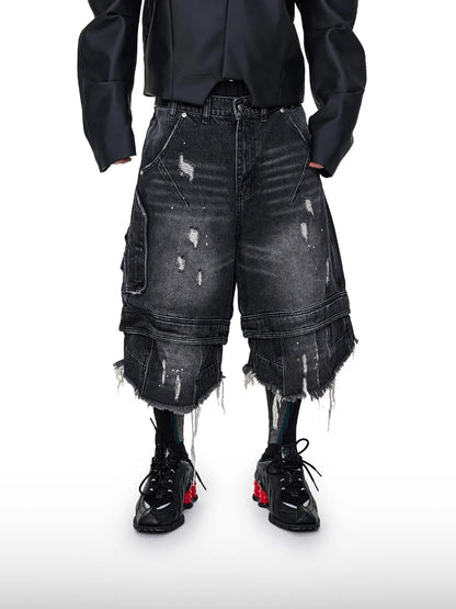 【DISTOPION】 Grunge Denim Shorts （ブラック） 着用ルック 正面全体。黒のレザージャケットとソックス、ボリュームスニーカーに合わせた、裾が2枚重ねになった切りっぱなしデザインのワイドな黒デニムハーフパンツ。