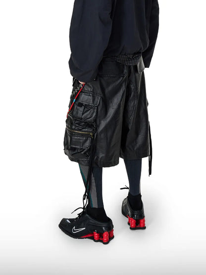 【DISTOPION】 Tech Cargo Shorts （ブラック） 着用ルック 斜め背面