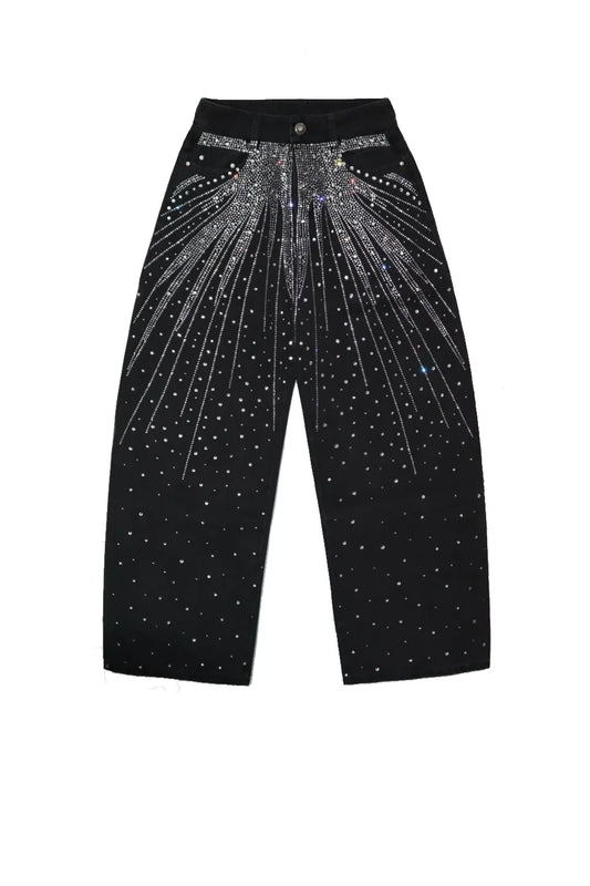 【DND4DES】 Diamond-Splattered Wide-Leg Pants （ブラック） 正面全体画像。ブラックデニムのウエストから太腿に、ラインストーンが放射状に贅沢に施されたデザイン。