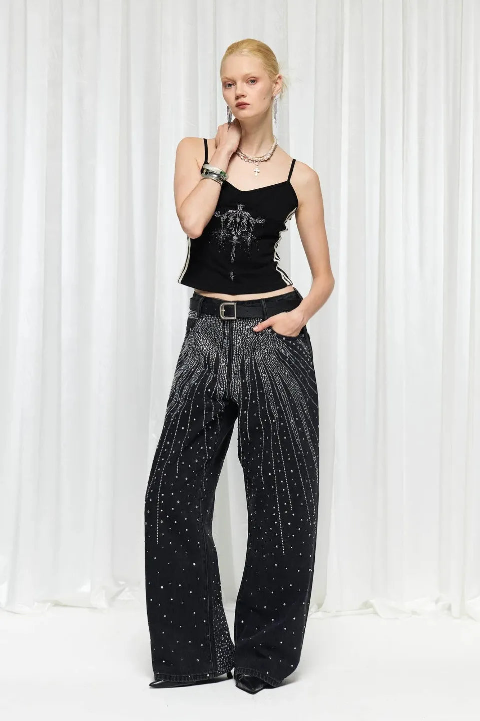 【DND4DES】 Diamond-Splattered Wide-Leg Pants 女性モデル（1） 着用スタイリング 正面画像
