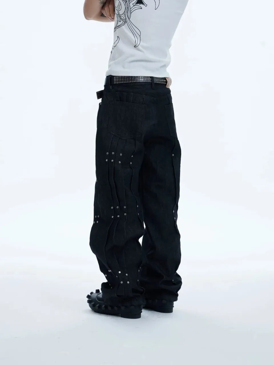 【DND4DES】 Riveted Pleated Denim 着用背面斜め画像