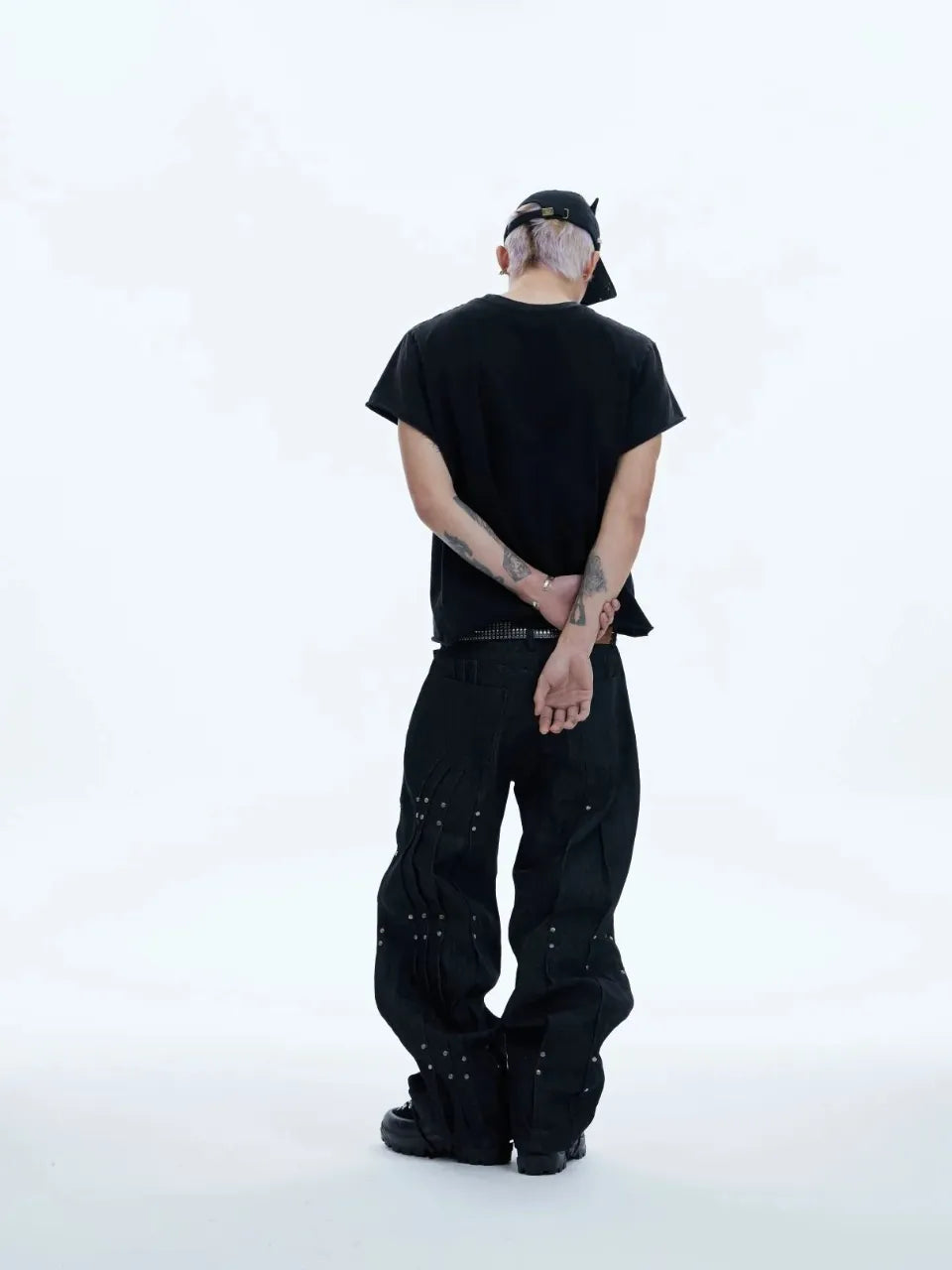 【DND4DES】 Riveted Pleated Denim 着用背面全身画像