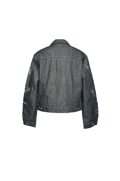 DND4DESのIroned Denim Jacketのバックスタイル画像。袖裏まで贅沢にデザインされたアイレット装飾と、バックの綺麗なボックスシルエットのディテール。