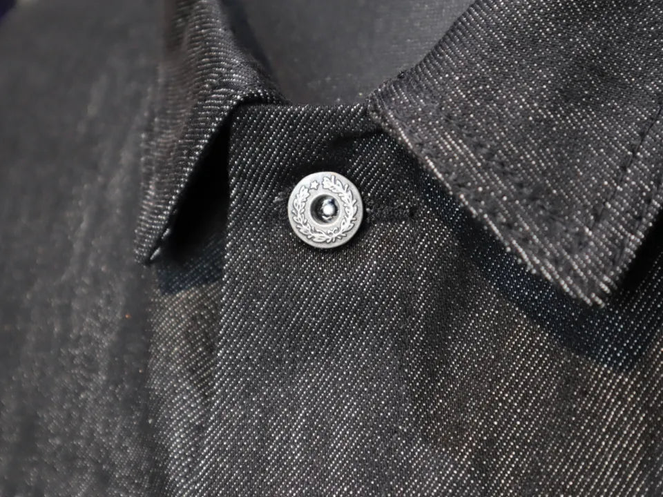 DND4DESのIroned Denim Jacketの襟元とボタンのディテール。