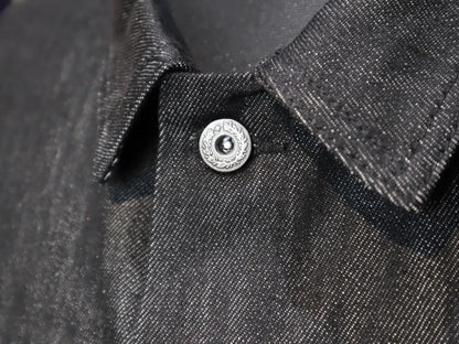 DND4DESのIroned Denim Jacketの襟元とボタンのディテール。
