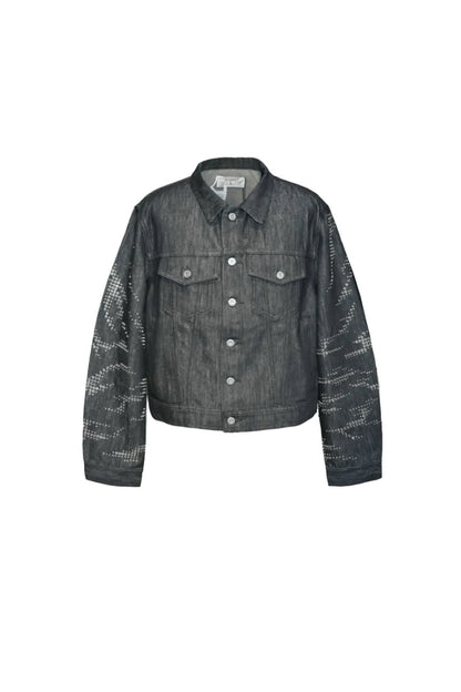 DND4DESのIroned Denim Jacketのフロント正面画像。両袖にメタリックなアイレットとスタッズが隙間なく施された、短丈ボックスシルエットのブラックデニムジャケット。