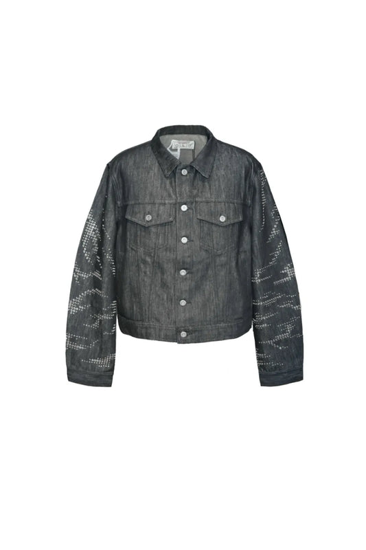 DND4DESのIroned Denim Jacketのフロント正面画像。両袖にメタリックなアイレットとスタッズが隙間なく施された、短丈ボックスシルエットのブラックデニムジャケット。