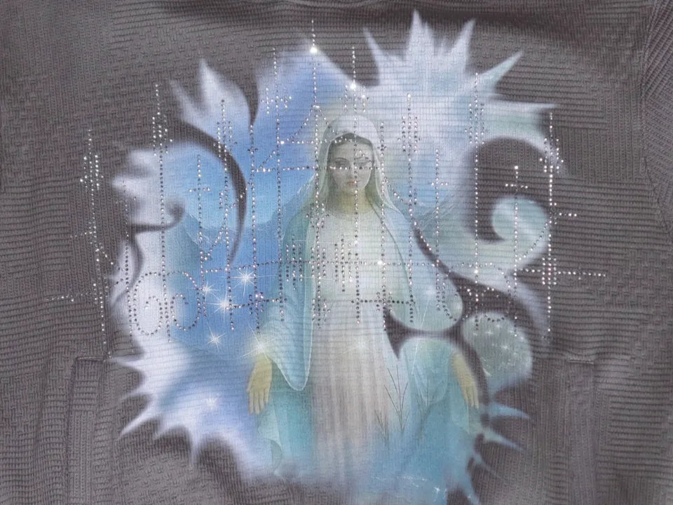 Our Lady Of The Hot Drill Sweater DND4DESのフロントグラフィック拡大画像。スプレーアート風のマリアプリントと緻密に打ち込まれたラインストーンのディテール。