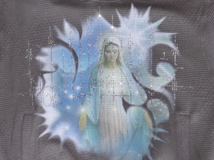Our Lady Of The Hot Drill Sweater DND4DESのフロントグラフィック拡大画像。スプレーアート風のマリアプリントと緻密に打ち込まれたラインストーンのディテール。
