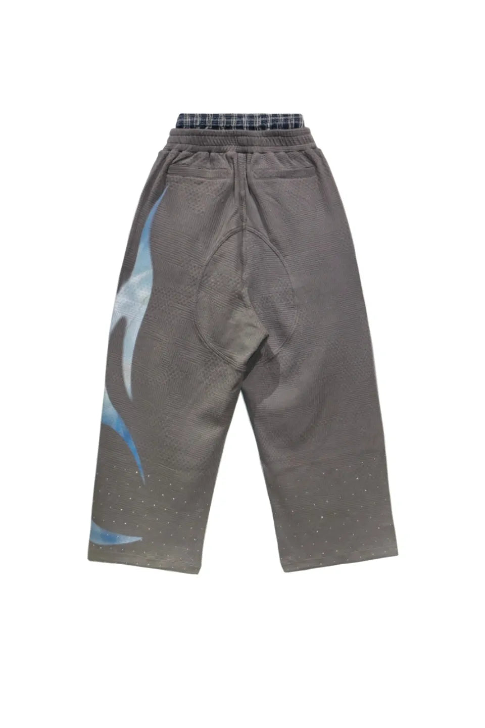 Sant-Mre De Rches Double-Waist Sweatpants DND4DESのバックスタイル画像。チェック柄腰回りのレイヤードディテールと、ゆったりとしたワイドバギーシルエットのバックデザイン。