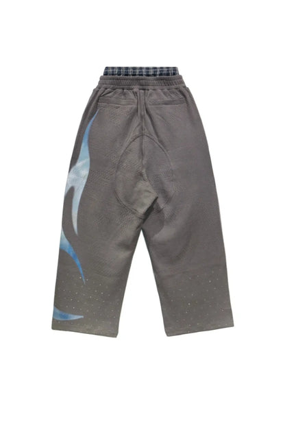 Sant-Mre De Rches Double-Waist Sweatpants DND4DESのバックスタイル画像。チェック柄腰回りのレイヤードディテールと、ゆったりとしたワイドバギーシルエットのバックデザイン。