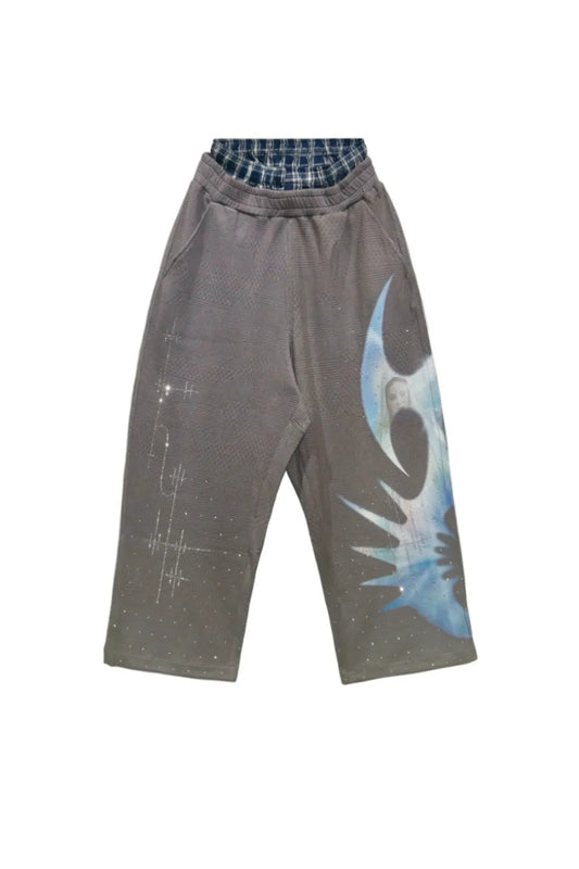 Sant-Mre De Rches Double-Waist Sweatpants DND4DESのフロント正面画像。チェック柄のダブルウエスト仕様と片足のスプレー風マリアグラフィック、ラインストーン装飾が映えるグレーのワイドスウェットパンツ。