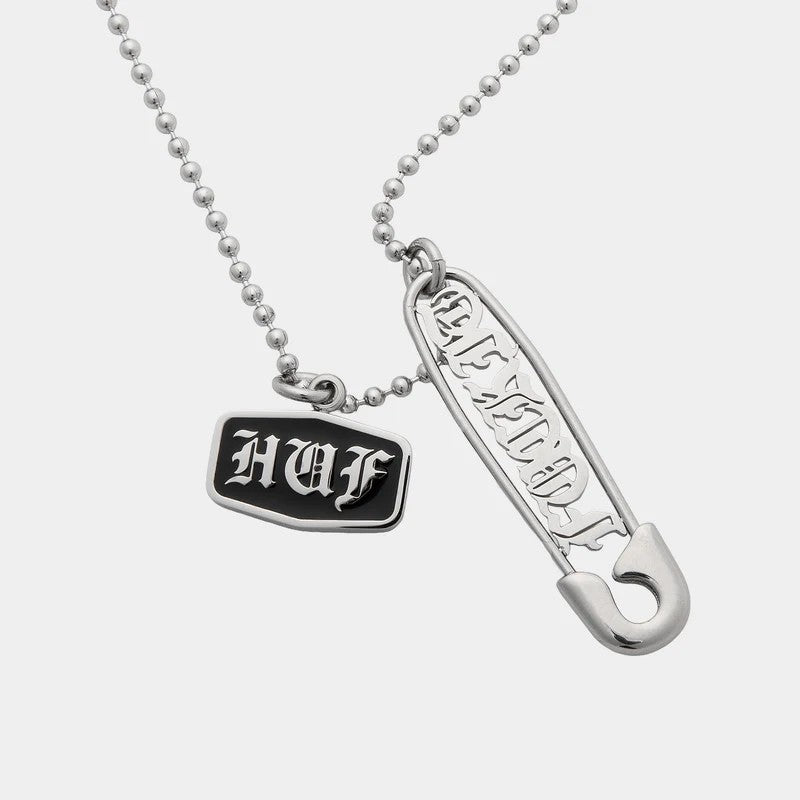 【HUF】 OLD E PENDANT セーフティーピンとHUFロゴチャームディテール画像