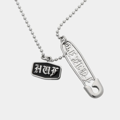 【HUF】 OLD E PENDANT セーフティーピンとHUFロゴチャームディテール画像