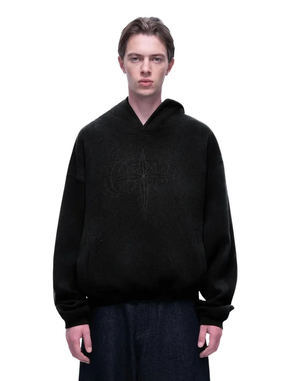 【THE BOY HAS NO PATIENCE】 LUMINOUS DAWN EMBROIDERED LOGO HOODIE （BLACK） モデル着用正面画像