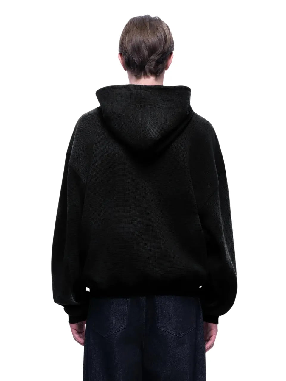 【THE BOY HAS NO PATIENCE】 LUMINOUS DAWN EMBROIDERED LOGO HOODIE （BLACK） モデル着用背面画像