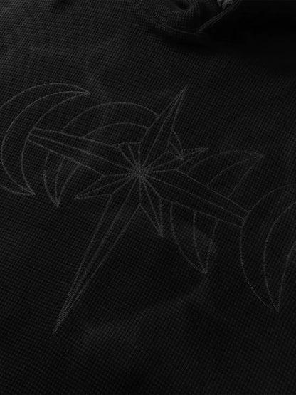 【THE BOY HAS NO PATIENCE】 LUMINOUS DAWN EMBROIDERED LOGO HOODIE （BLACK） 胸元にトーン・オン・トーンで施されたモチーフ刺繍の拡大画像