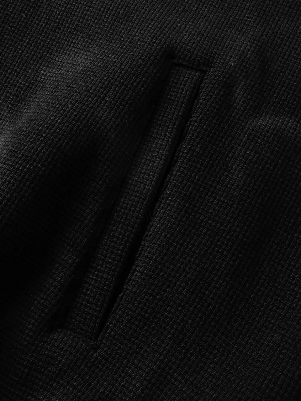【THE BOY HAS NO PATIENCE】 LUMINOUS DAWN EMBROIDERED LOGO HOODIE （BLACK） 側面のスリットポケット縫製部拡大画像