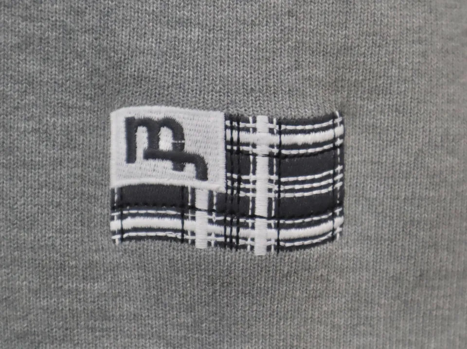 Layered Sweat MADFRENZYの「MF Flag®」刺繍パッチの拡大画像。チェック柄を背景にあしらったオリジナルロゴパッチ。