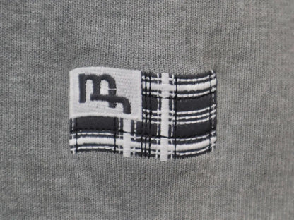 Layered Sweat MADFRENZYの「MF Flag®」刺繍パッチの拡大画像。チェック柄を背景にあしらったオリジナルロゴパッチ。