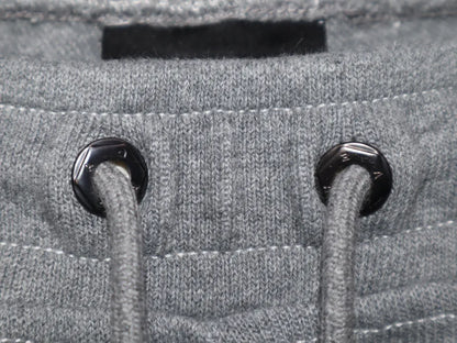 【MADFRENZY】 Layered Sweat Pants ウエストハトメパーツディテール。ブランドロゴが彫り込まれたナット風のブラックメタルハトメ金具。