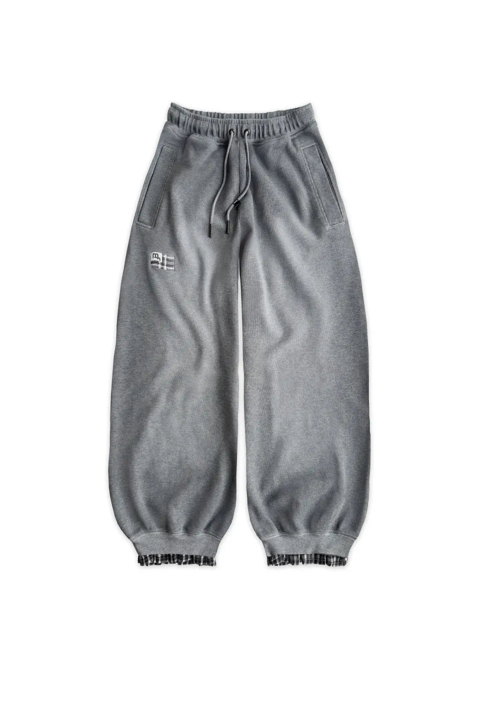 【MADFRENZY】 Layered Sweat Pants （グレー） 平置き正面全体。裾のチェック柄レイヤードとワイドなバルーンシルエットが特徴のスウェットパンツ。