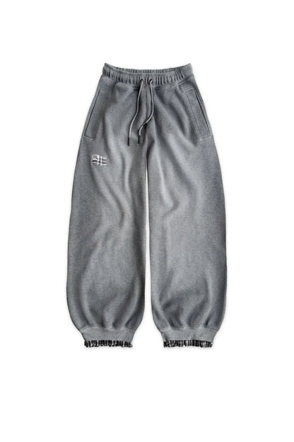 【MADFRENZY】 Layered Sweat Pants （グレー） 平置き正面全体。裾のチェック柄レイヤードとワイドなバルーンシルエットが特徴のスウェットパンツ。