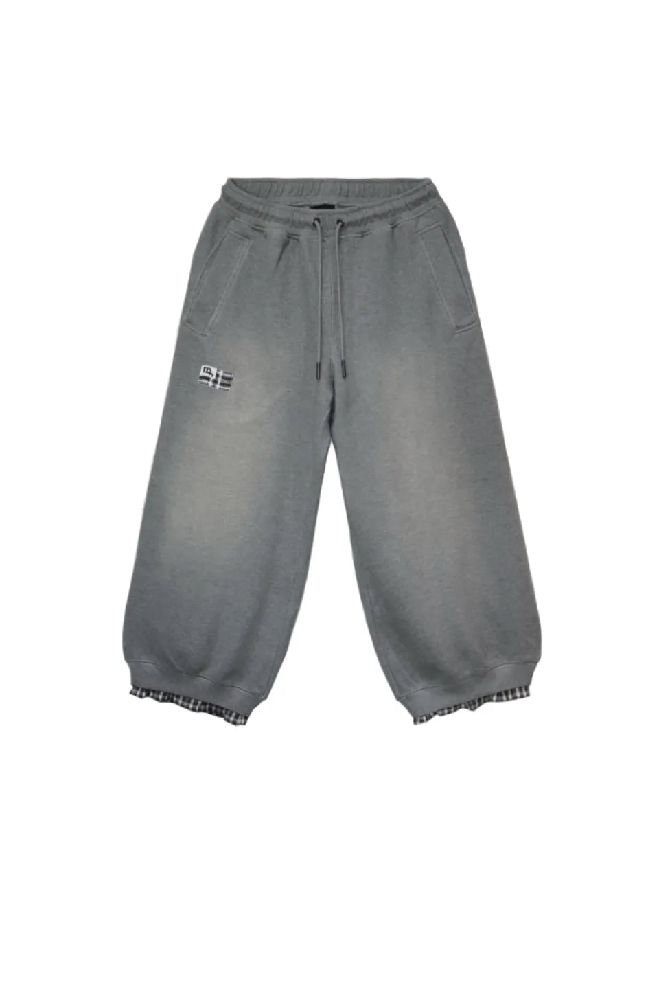【MADFRENZY】 Layered Sweat Pants （グレー） 正面全体。スプレー加工による色落ち感と右太もも位置の「MF Flag®」刺繍パッチ。