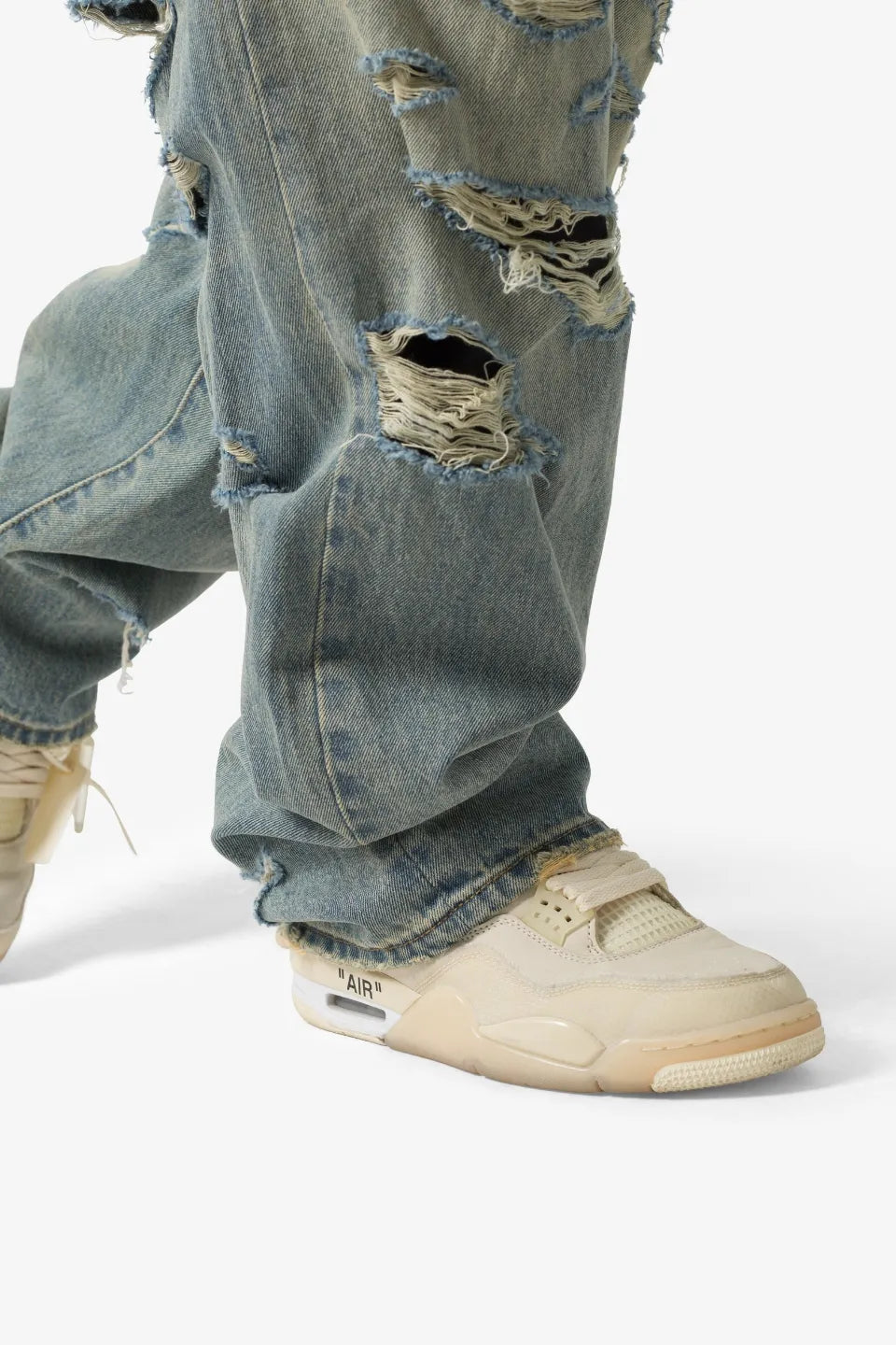 【MNML】 ULTRA BAGGY DISTRESSED DENIM （ブルー）脚部ダメージ・裾クッションディテール画像