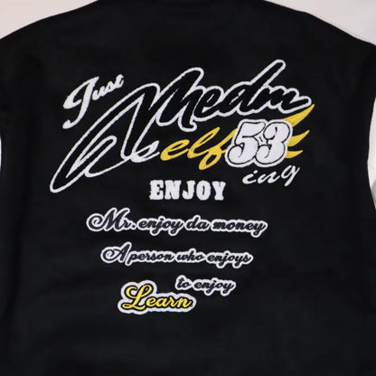 【MR. ENJOY DA MONEY】 BASIC EMBROIDERED BASEBALL JERSEY （BLACK）バックグラフィック刺繍の寄り画像。