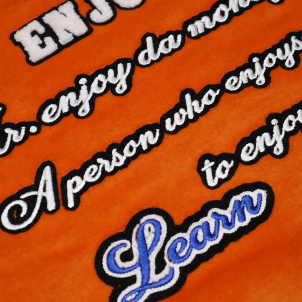 【MR. ENJOY DA MONEY】 BASIC EMBROIDERED BASEBALL JERSEY（ORANGE） バックグラフィック刺繍ディテール画像