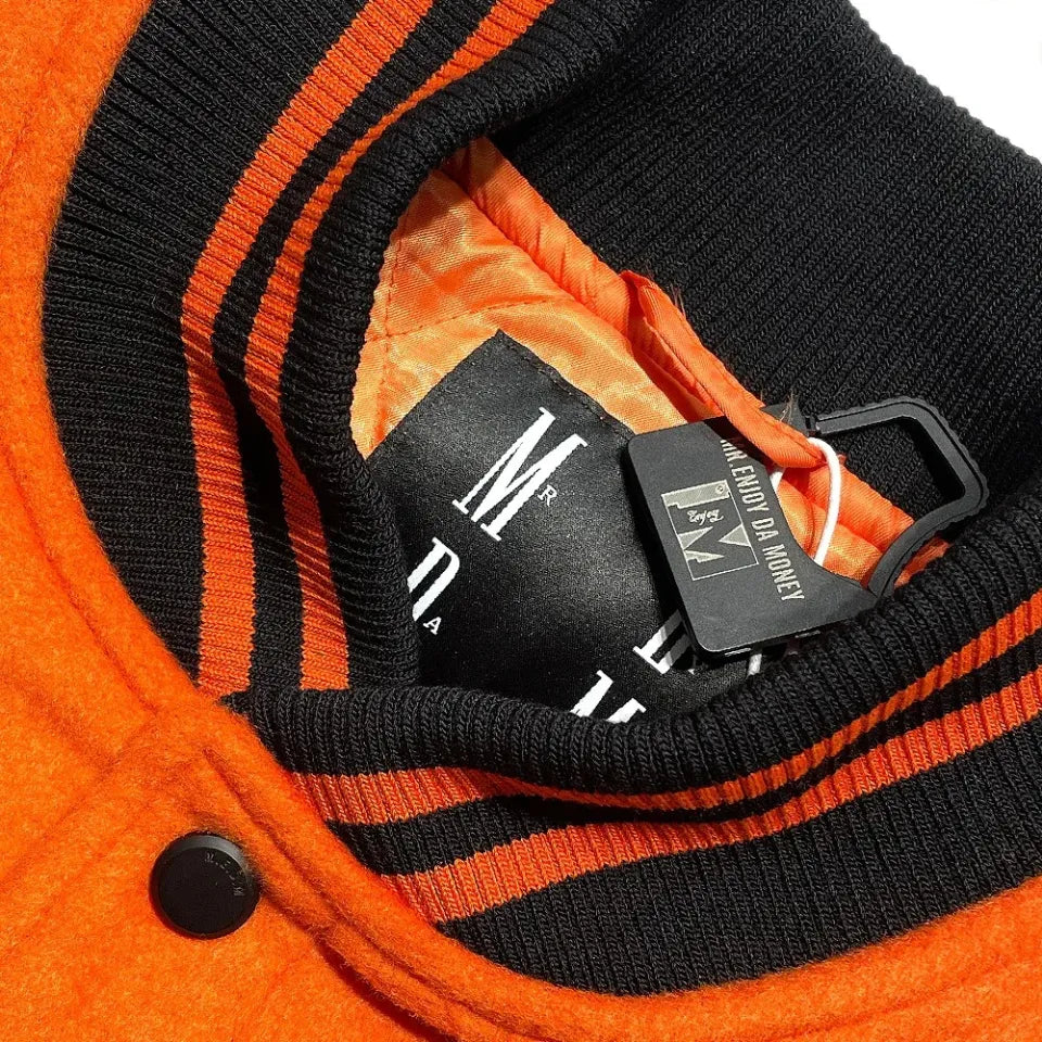 【MR. ENJOY DA MONEY】 BASIC EMBROIDERED BASEBALL JERSEY （ORANGE） 襟元の2本ラインリブとブランドタグのアップ画像