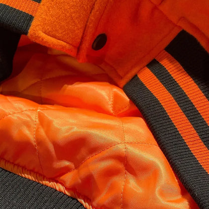 【MR. ENJOY DA MONEY】 BASIC EMBROIDERED BASEBALL JERSEY （ORANGE） ダイヤ柄キルティング裏地とスナップボタン、裾リブのディテール画像