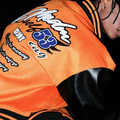 【MR. ENJOY DA MONEY】 BASIC EMBROIDERED BASEBALL JERSEY（ORANGE） バックグラフィック刺繍が見えるルック画像。