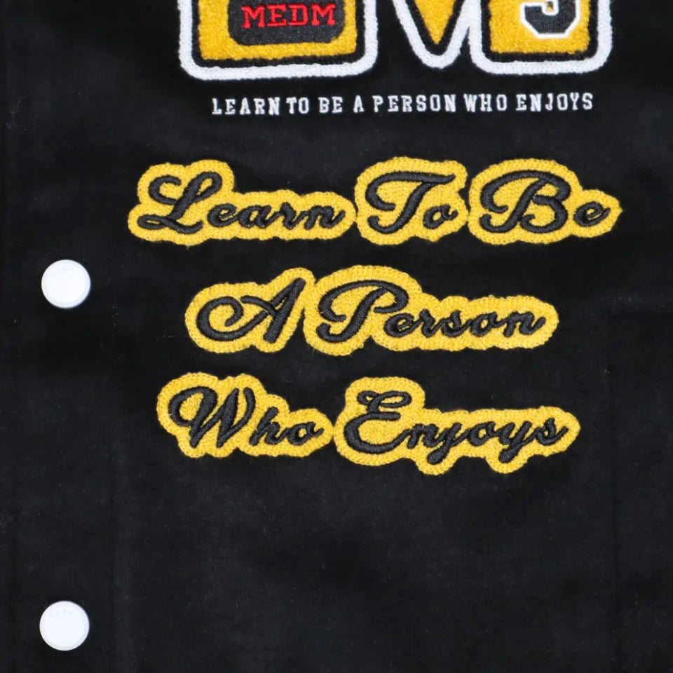 【MR. ENJOY DA MONEY】 BASIC EMBROIDERED BASEBALL JERSEY （BLACK）右下胸ロゴワッペンディテール画像
