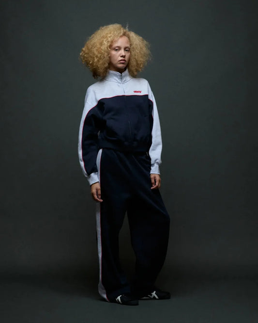  【OBEY】 ZENO MOCK NECK ZIPUP （NAVY） ルック全体立ち姿画像（ZENO SWEATPANTSとセットアップ着用）
