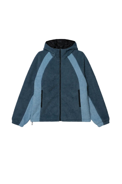 ALTA FLEECE JACKET OBEYのブルーマルチカラーフロント正面画像。くすみブルーとライトブルーのコントラストパネル切り替えが映えるフード付きPOLARTECフリースジャケット。