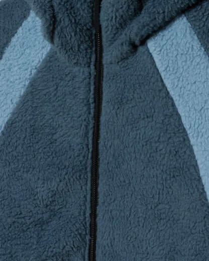ALTA FLEECE JACKET OBEYのブルーマルチカラーフリース生地拡大画像。POLARTECフリースの柔らかな質感とVislonジップのディテール。