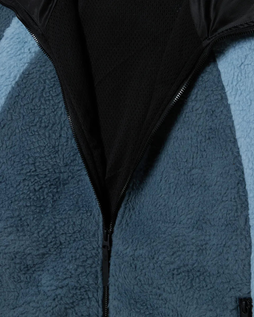 ALTA FLEECE JACKET OBEYのブルーマルチカラーフロントジップ開放画像。裏地メッシュ仕様の快適な内側構造とファスナーのズーム。