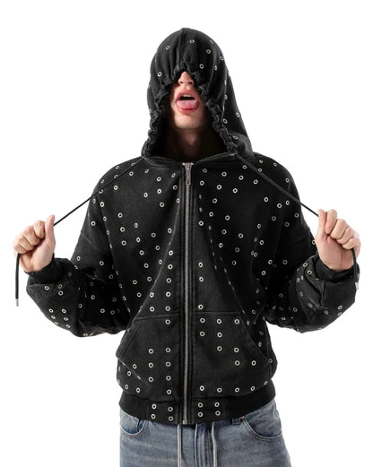 Eyelet Hoodie Racer Worldwideのブラックカラー着用モデル画像。ドローコードを絞ったフードとワイドな身幅の着こなしシルエット。