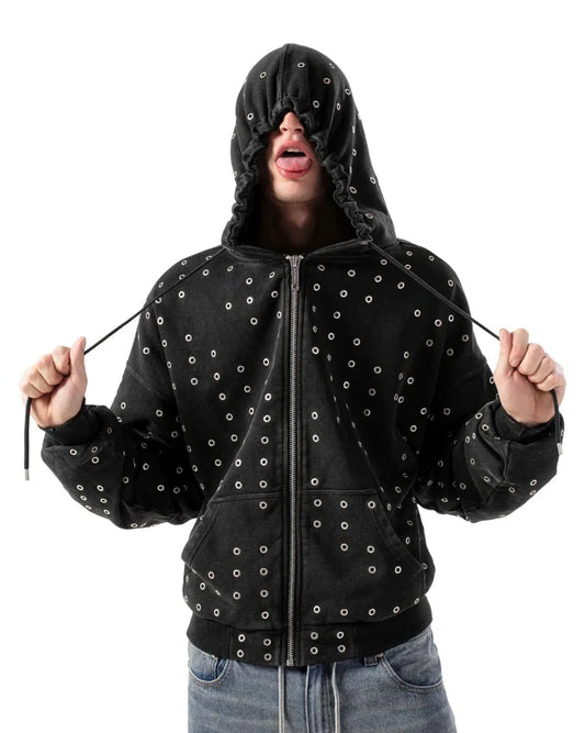 Eyelet Hoodie Racer Worldwideのブラックカラー着用モデル画像。ドローコードを絞ったフードとワイドな身幅の着こなしシルエット。