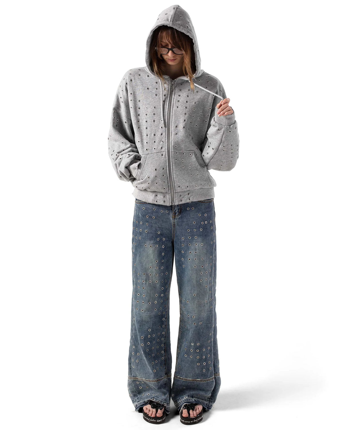 【RACER WORLDWIDE】 Eyelet Hoodie （グレー） 全身着用ルック画像