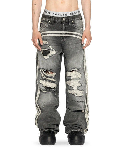 Track Jeans Racer Worldwideのブラックカラー着用フロント正面画像。ワイドなルーズフィット感とフロントラインストライプの存在感。